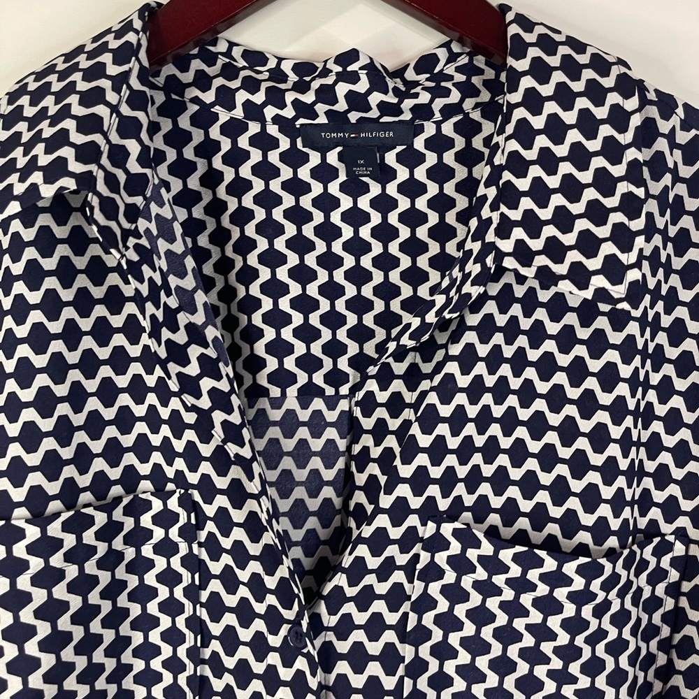 Tommy Hilfiger‎ Navy and White Zigzag Button Down blouse - Picture 2 of 10